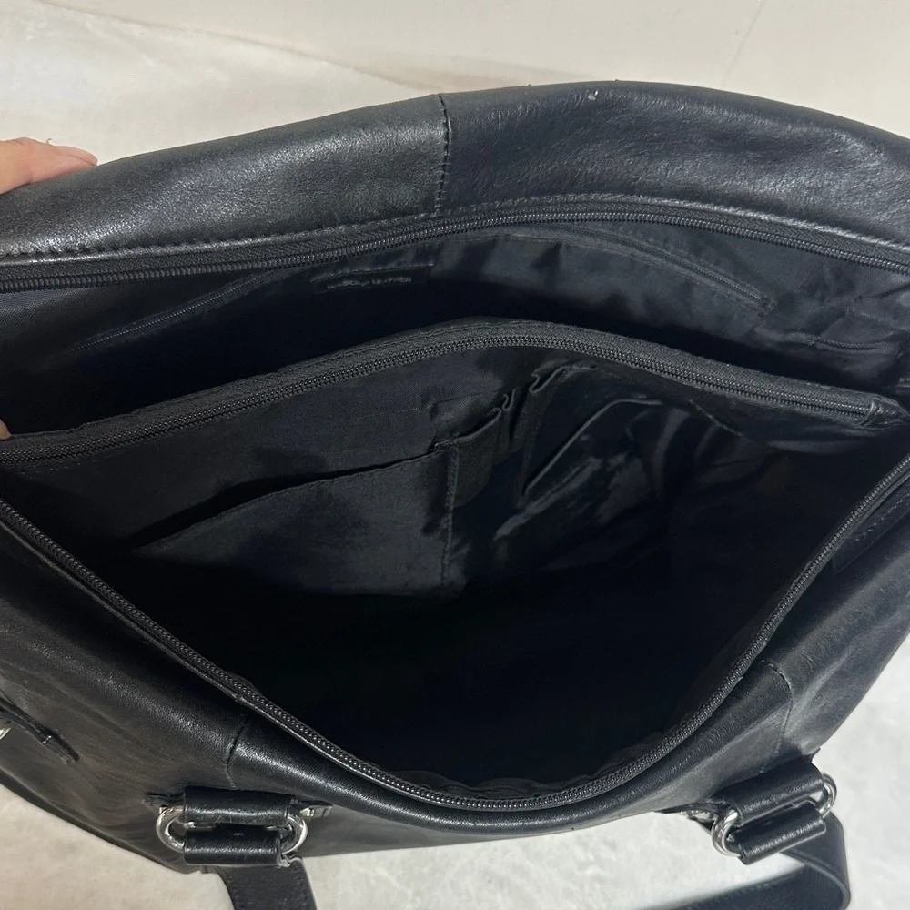 Wilsons Leather Black Messenger Bag